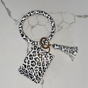 Black and whit leopard print keychain